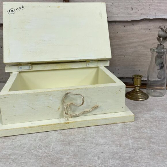 Small unique upcycled wood chest for jewelry and letters_ Home decoration - Picture 4 of 6